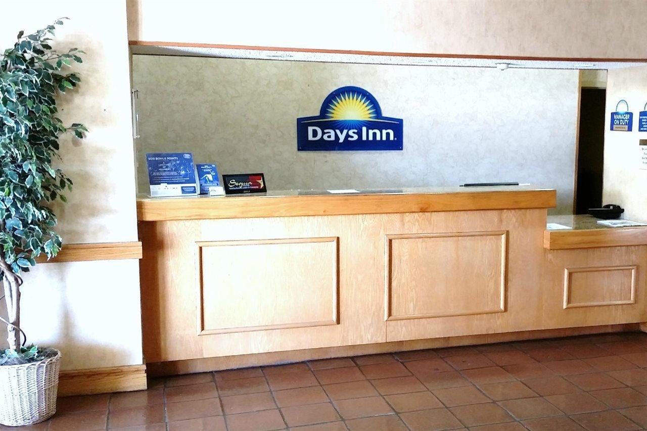 Days Inn By Wyndham Seguin Tx Bagian luar foto